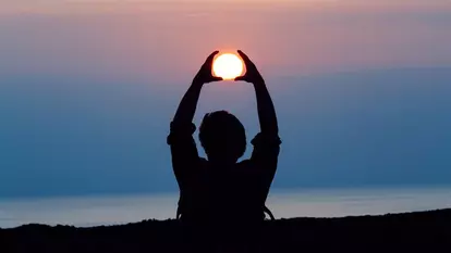 Trei zodii, succes pe toate liniile după Luna plină din 29 iulie. Ce uși le deschide universul