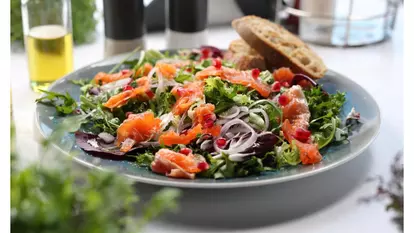 Salată cu somon afumat și dressing fresh: rețeta ușoară care te ajută să mănânci sănătos fără efort