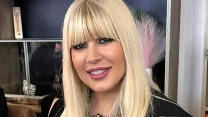 Elena Udrea, apariție în rochie roșie cu trenă, în rolul de nașă. Fiica ei, Eva, a purtat o ținută asemănătoare