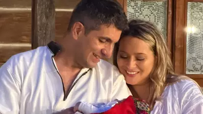 Imagini emoționante de la botezul Ninei, cea de-a cincea fetiță a Laurei Cosoi și a lui Cosmin Curticăpean. Cum au apărut la biserică