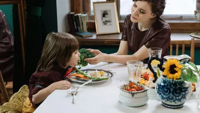 Copilul pleacă la școală fără poftă de mâncare, iar cutia de prânz se întoarce plină? Iată ce poți face