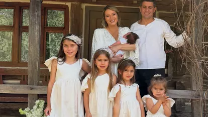 Laura Cosoi, în costum de baie la o lună după ce a devenit mamă pentru a cincea oară. Unde a plecat actrița