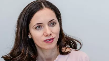 Cum s-a îmbrăcat Mirabela Grădinaru la nunta lui Alexandru Nazare. Ținuta aleasă de partenera lui Nicușor Dan