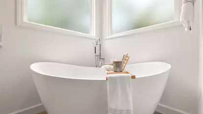 Renovarea băii într-un apartament dat în chirie: unde merită să investești și unde poți simplifica