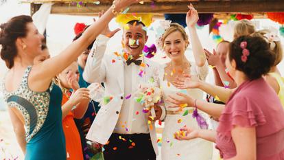Mergi la nuntă din obligație? 5 idei care te vor feri de plictiseală