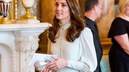 Ce mesaje transmite Kate Middleton cu ajutorul genții