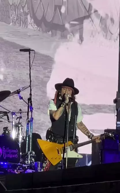 gestul-emotionant-al-romanilor-pentru-johnny-depp-1-1