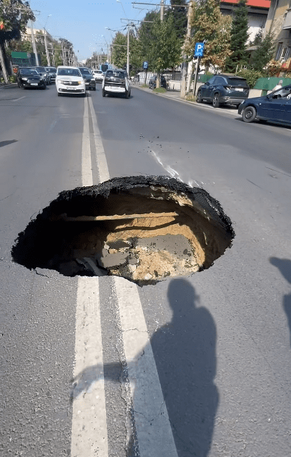 Carmen Șerban a căzut cu mașina într-o groapă (2)