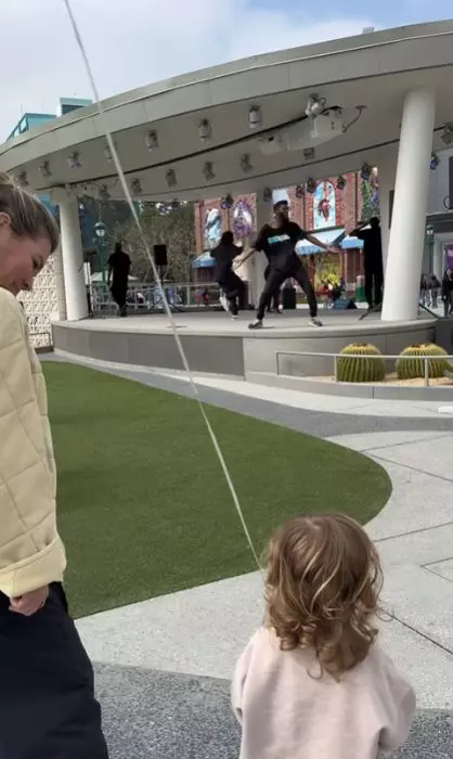 gina-pistol-si-josephine-la-disneyland