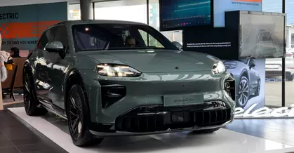 Începând de azi, 10 februarie, noul Porsche Cayenne Electric se află în showroomul centrului Porsche București