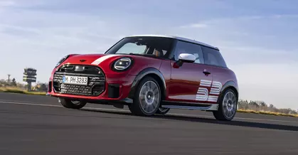 Vehicul ușor, accesibil și bazat pe tehnică nouă – filosofia fructificată de MINI inclusiv în raliuri, cu 60 de ani în urmă