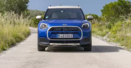 Marca MINI întâmpină primăvara 2026 cu o campanie de împrospătare tehnică, stilistică și a opțiunilor de finanțare