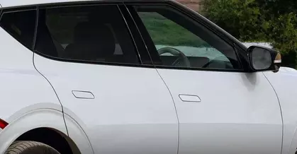 Lovitură dată fițelor de overengineering: China va interzice clanțele de portieră retractabile electric