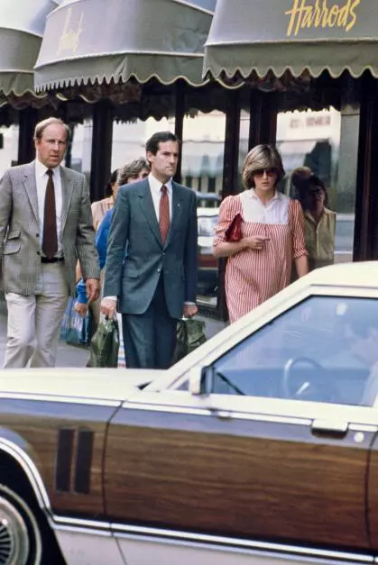Lady Diana la cumpărături la Harrods în 1982, pe când era însărcinată cu William