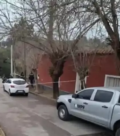 Cadavrul unei femei a fost descoperit la 150 de metri de locul unde A FOST GĂSIT UN CRANIU în urmă cu câteva săptămâni. Câinele unei localnice a adus în casă un INDICIU TULBURĂTOR