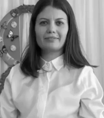 Vecinii educatoarei din Hîncești au simțit cum inima li s-a oprit, asistând neputincioși la scena TRAGEDIEI care i-a marcat. CE S-A ÎNTÂMPLAT în secunda în care Ludmila Vartic a căzut de la etaj: "Eram amândoi pe balcon. Soțul a..." 