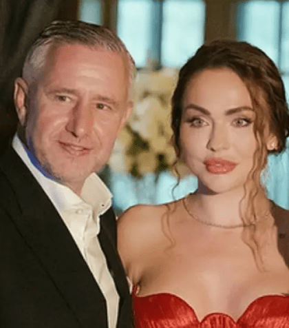 Botez ca o nuntă în familia lui Laurențiu Reghecampf! Corina Caciuc, cu decolteu abisal și rochie roșie, a arătat fenomenal, mai ceva ca o divă de la Hollywood!