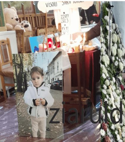 Sara, fetița de 2 ani decedat[ la dentist, a fost înmormântată. Dureros ce a așezat familia peste tot, în biserică. Mama nu a participat la funeralii, iar tatăl face dezvăluiri grave: „Ne-a nenorocit”