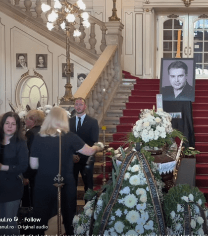 ULTIMA ORĂ! Imagini care îți rup inima de la priveghiul lui Ioan Isaiu. Colegii, familia, stană de piatră în fața acestei tragedii. Cine a venit să-și ia rămas-bun și ce scrie pe coroana cu flori albe, depusă lângă sicriu