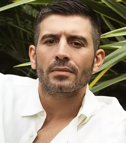 Cihangir Ceyhan, care joacă rolul Hayri în serialul &quot;Fata de la fereastră&quot;, schimbare spectaculoasă de look! Iată cum arată celebrul actor în prezent