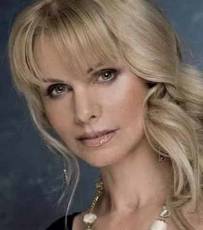 Woz, așa arată azi, la 73 de ani, Anastasia Lazariuc. În haine moderne, cu ochelari de soare și șapcă, nu îi dai mai mult de 50 de ani! Doamne, ce femeie frumoasă!! / FOTO