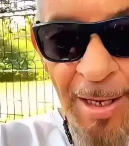 „Mi-am micșorat stomacul pentru a-mi lungi viața”. Wow, cum a ajuns să arate! Spune drept, îți dai seama cine e? E super celebru în România, toată lumea îi știe numele, dar puțini îl mai recunosc acum