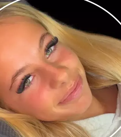 Giulia are 14 ani și e fiica unui politician celebru! Toți românii îi știu pe părinții ei! Sunt faimoși și bogați amândoi, dar pe ea puțină lume a văzut-o. Îți dai seama cu cine seamănă?