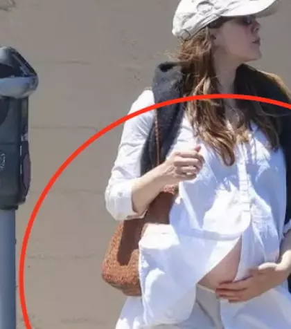 Wooow, ce veste!! Nimeni nu știa că vedeta e însărcinată, dar o adiere de vânt a dat-o de gol! I s-a ridicat cămașa și... surpriză!! Mai vine un bebe în lumea mondenă