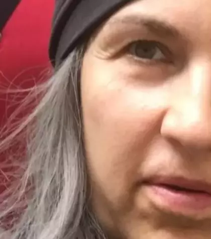 Așa arată azi fosta vedetă sexy din România! A dat aparițiile excentrice pe Biserică și Biblia i-a devenit cel mai de preț accesoriu! Uită-te bine la ea, îți dai seama cine e în poză? Ai văzut-o ani de zile la TV