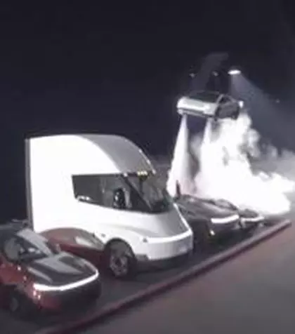 Tesla a prezentat prima mașină zburătoare din lume