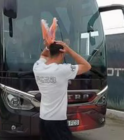 Și-au pus mâinile în cap când l-au văzut! » Cum arată noul autocar al lui FCSB, după colantare. Inaugurat astăzi, în Ghencea