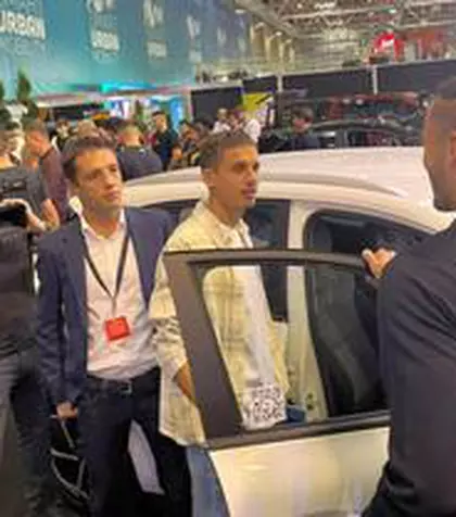 FCSB, în frunte cu Reghecampf, la Salonul Auto București » „Eu sunt cel mai bun șofer! Dacă luăm titlul...”