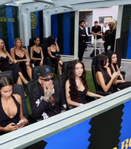 Apariție inedită la meciul lui Cristi Chivu: 10 femei l-au însoțit pe celebrul rapper