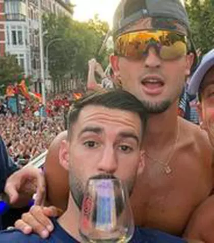 Ferran Torres și Marcos Llorente, surprinși în ipostaze tandre pe iaht în Ibiza. Controverse în rândul fanilor