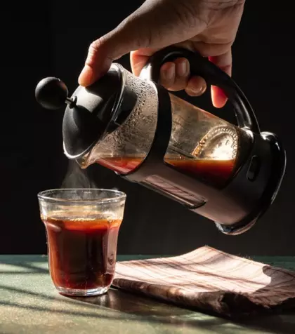 Cum se face cafeaua la presa franceză – cum funcționează și care sunt avantajele