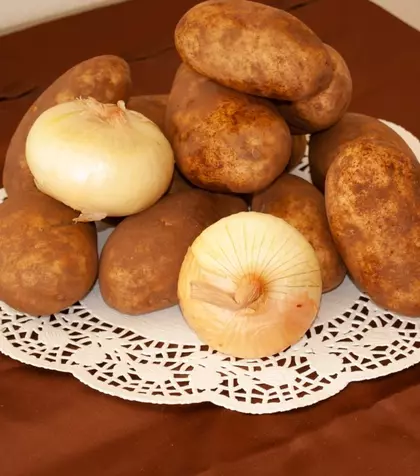 De ce să nu păstrezi cartofii lângă ceapă