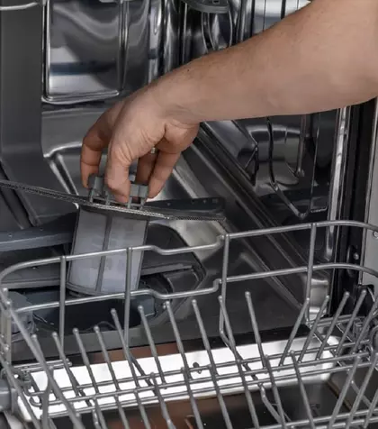 Cum se curăță mașina de spălat vase și cât de des trebuie