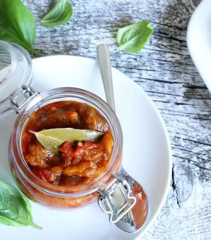 Cât ulei se pune la zacuscă, la 1 kg de legume. Greșeala care îți strică toată zacusca