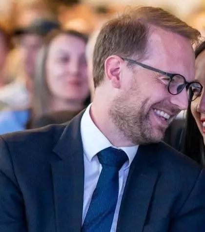 Wow, imagini rare cu soția și fiica lui Dominic Fritz. Cum arătau când s-au cunoscut, efectiv nu îi recunoști! Ce salariu are și cu ce se ocupă misterioasa soție cu nume exotic și funcție mare a lui Dominic Fritz