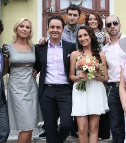 Azi, Andra și Măruță, 18 ani de la nunta cu sute de vedete! Imagini de la nunta cu 800 de invitați, care a paralizat orașul Târgu Jiu. Din poza aceasta toți s-au despărțit, mai puțin soții Măruță