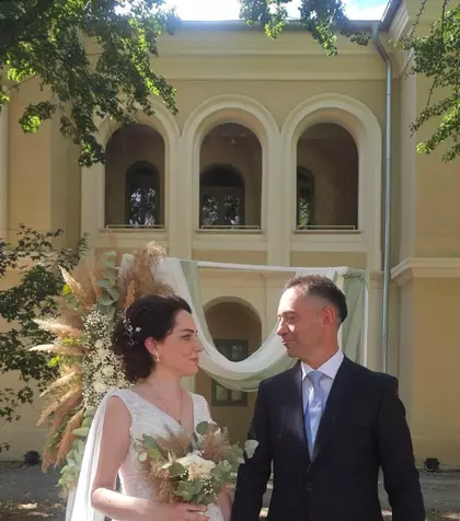 Ultima oră! Nuntă mare în politica românescă! Celebrul deputat, mire la 51 de ani! Nuntă la cort cu o tânără superbă, ca o prințesă: “Ne-am căsătorit…Până la urmă mi-a venit mintea la cap”