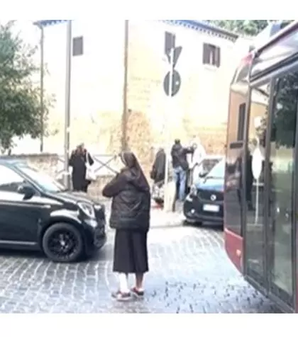 VIDEO: Călugărița româncă fotbalistă care a devenit virală în Roma după ce a sărit să dirijeze traficul blocat lângă Colosseum