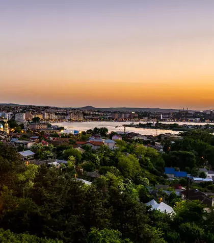 Evacuare preventivă în satul Plauru, Tulcea, după incendierea unei nave cu GPL în apropierea graniței cu Ucraina