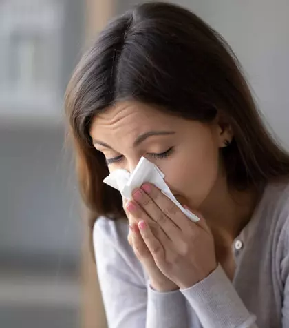 Îți curge sânge din nas? Cauze posibile ale epistaxisului și când ar trebui evaluat medical