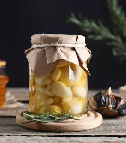 Usturoiul fermentat în miere – elixirul antic natural care vindecă din interior