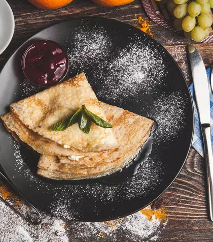 Clătite de post: rețeta românească simplă, subțire și elastică, cu umpluturi de post