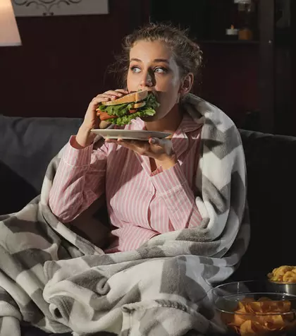 Ce să nu mănânci niciodată înainte de culcare. Alimentele care îți pot sabota somnul fără să îți dai seama