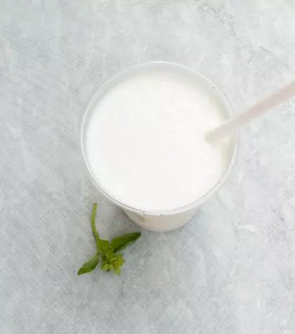 Cafeaua cu iaurt, noul fenomen viral care împarte internetul: experiment culinar sau viitor trend global?