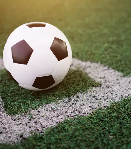 VIDEO Momentul când antrenorul unei ECHIPE LEGENDARE a murit pe terenul de fotbal. Jucătorii au căzut toți în genunchi, unii plângând, alții rugându-se cu ochii în lacrimi: "Am fost șocat și acum mi s-a făcut pielea de găină. Am auzit căzătura"