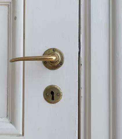 Femeie din Ploiești, descoperită moartă în apartament. Ar fi decedat în urmă cu aproximativ 4 ani, fără ca cineva să știe ce s-a întâmplat, iar trupul ei a rămas neobservat până în prezent. CE A SCOS LA IVEALĂ administratorul blocului și ce spun vecinii